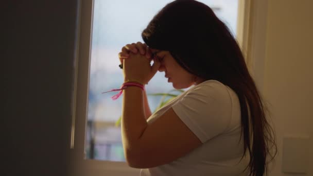 Eine Aufrichtige Junge Frau Betet Hause Gott Person Mit Hoffnung — Stockvideo