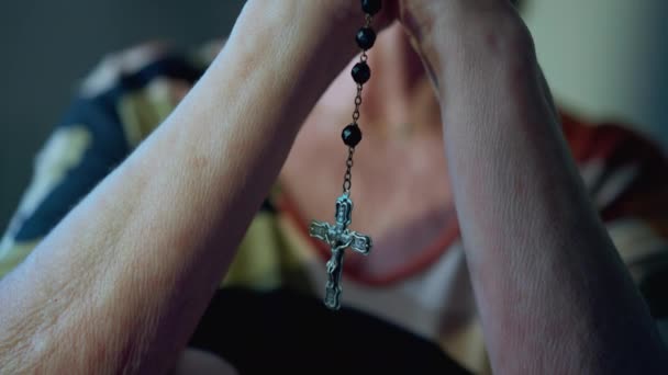 カトリック教会の年上の女性ロザリオに希望と信仰があることを祈ります 老人ホームでの祈りに従事感謝 — ストック動画