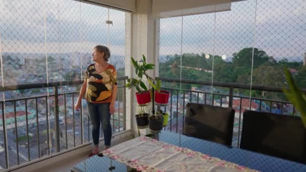 站在公寓楼阳台上凝视着城市的景色 70年代老年人在沉思中的孤独主题 — 图库视频影像