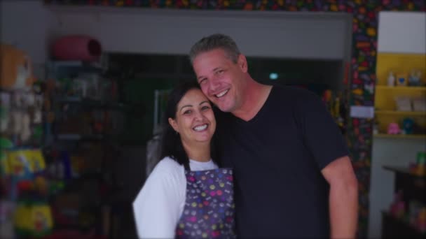 真正快乐的一对本地小企业主夫妇摆出一副相机微笑的样子 店面宠物店的巴西企业家 — 图库视频影像