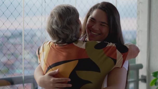 Vnučka Objímající Babičku Opravdové Rodinné Shledání Různorodý Mladý Asijské Dospělý — Stock video