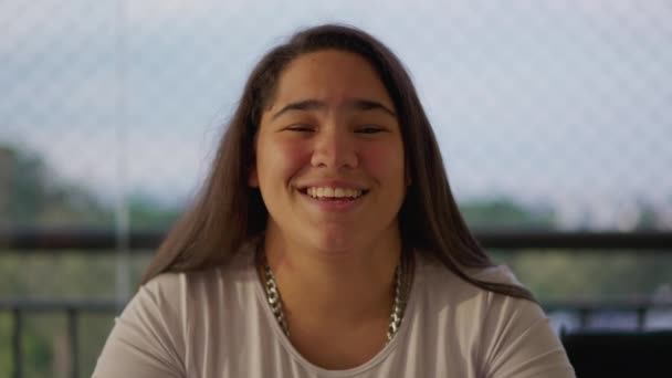 Щаслива Молода Жінка Посміхається Сміється Дивлячись Камеру Етнічно Розмаїта Дівчина — стокове відео