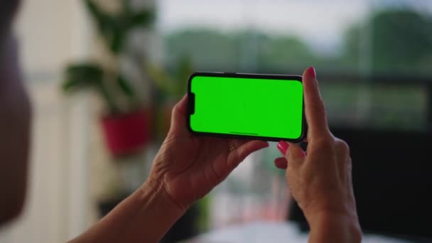 在水平视频中 老年人手持带有Chroma键绿色屏幕的智能手机 专注于电话屏幕的老年人与技术的接触 — 图库视频影像