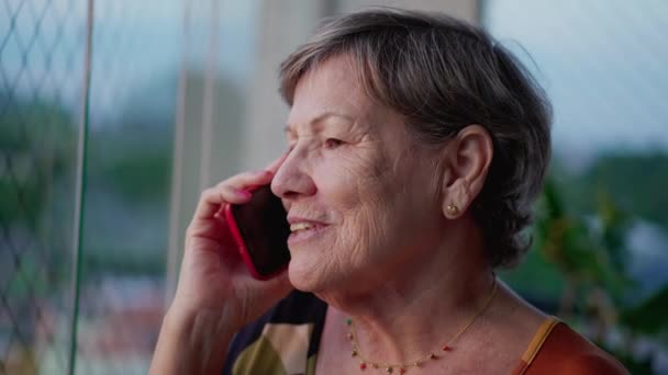 Boldog Idős Beszél Telefonon Tartja Okostelefon Fülébe Egy Örömteli Idős — Stock videók