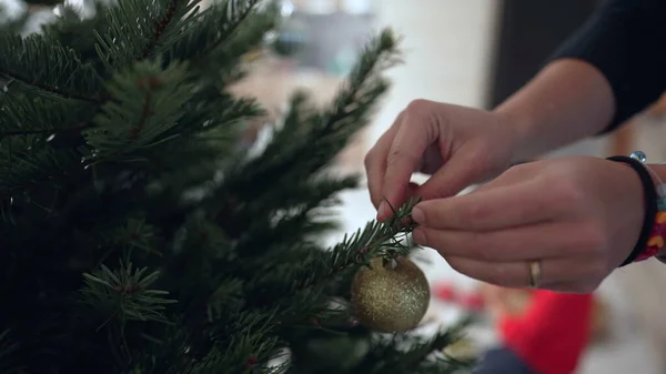 Zbliżenie Kobieta Ręka Wprowadzenie Boże Narodzenie Piłka Dekoracji Drzewo Gałąź — Zdjęcie stockowe