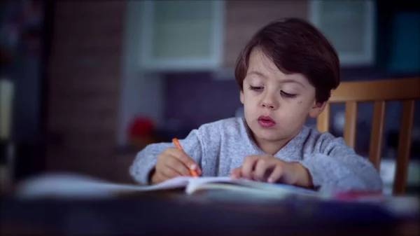 色鉛筆で絵を描く小さな男の子 少年はテーブルで絵を描く 家の中で子供の着色 — ストック写真