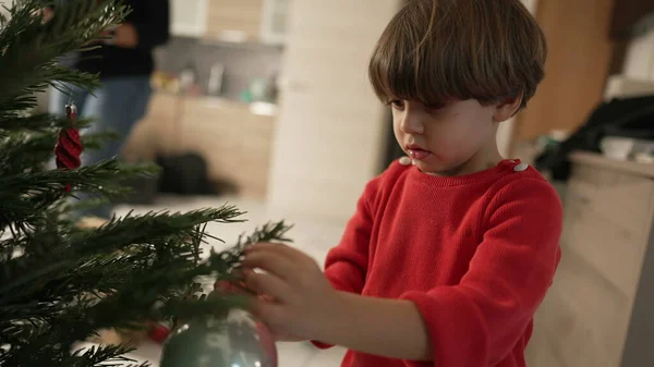 Niño Decorando Árbol Navidad Durante Temporada Vacaciones Diciembre Estilo Vida —  Fotos de Stock
