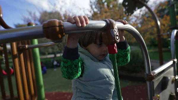Petit Enfant Actif Tenant Dans Barre Métal Aire Jeux Extérieur — Photo