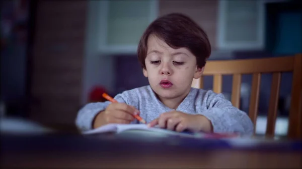 Liten Pojke Ritar Med Färgpenna Pojken Ritar Bild Vid Bordet — Stockfoto