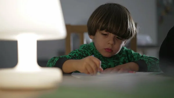 Mały Chłopiec Rysujący Domu Mały Biały Chłopiec Trzymający Długopis Papierze — Zdjęcie stockowe