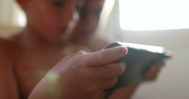 Çevrimiçi oynayan çocuk eli video oyunu denetleyicisi, oyun kolu tutan çocukların yakın plan görüntüleri