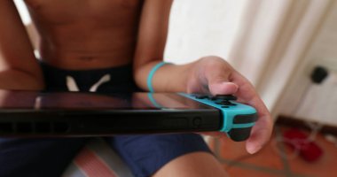 Çocuk yarışmada çevrimiçi video oyunu oynuyor