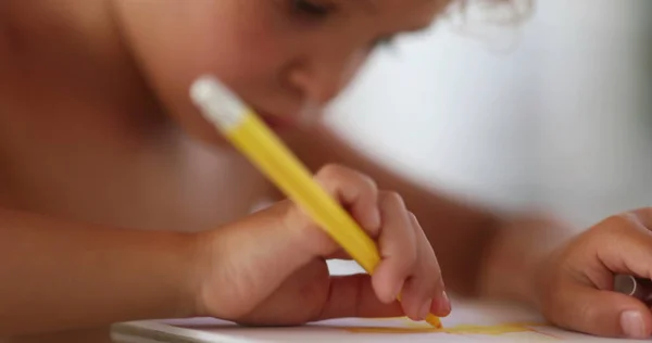 천연색 펜으로 그림을 그리는 창의적 어린이 — 스톡 사진