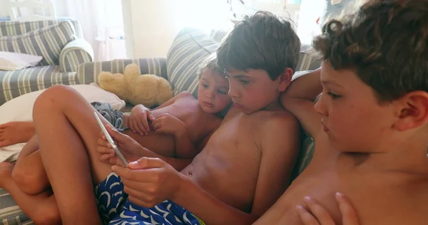 Kinder Schauen Hause Medien Auf Tablet Gerät — Stockfoto