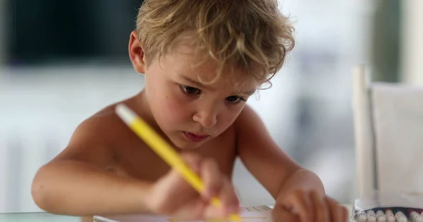 Sanatçı Çocuk Sarı Renkli Kalemle Kağıda Resim Çiziyor Odaklanmış Çocuk — Stok fotoğraf