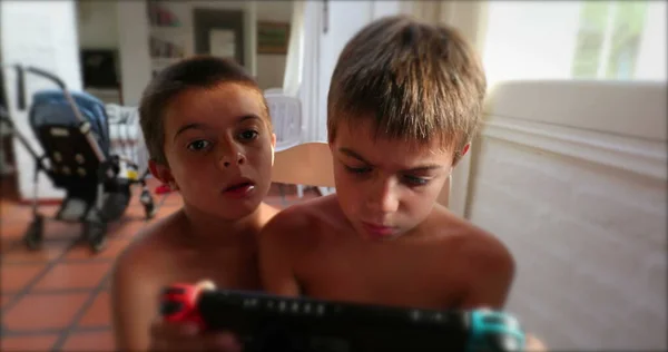 孩子们在家里玩操纵杆控制器的游戏 — 图库照片