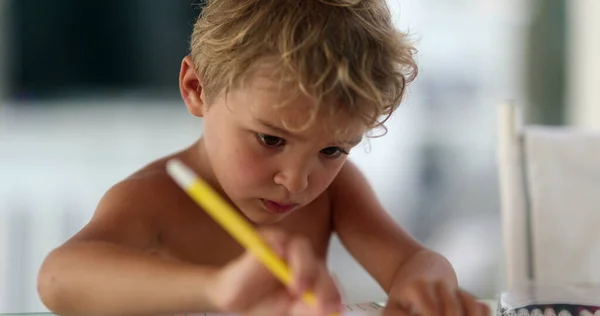 펜으로 그림을 그리는 집중력있는 어린이 — 스톡 사진