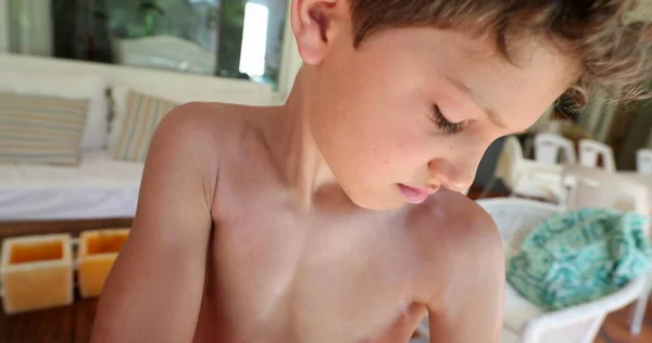 Παιδί Απλώνει Αντηλιακό Στο Δέρμα Του Σώματος — Φωτογραφία Αρχείου
