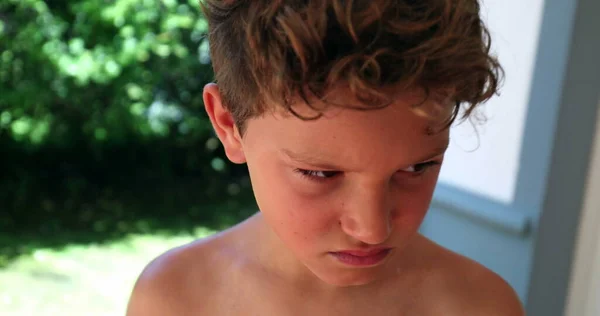 Θυμωμένο Νεαρό Αγόρι Νιώθει Ταραγμένο Και Αναστατωμένο — Φωτογραφία Αρχείου