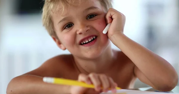 Kağıda Renkli Kalemle Resim Çizen Sevimli Sanatsal Çocuk — Stok fotoğraf