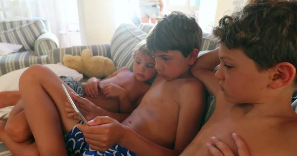 Dzieci Domu Oglądają Media Tablecie — Zdjęcie stockowe