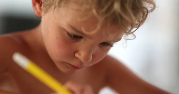 Детский Ручной Рисунок Бумаге Сконцентрированный Артистический Ребенок Смешивается Цветной Ручкой — стоковое фото