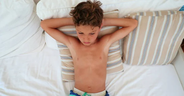 Παιδί Ξαπλωμένο Στον Καναπέ Σκεπτόμενο Περισυλλογή Στοργικό Παιδί Που Ξεκουράζεται — Φωτογραφία Αρχείου