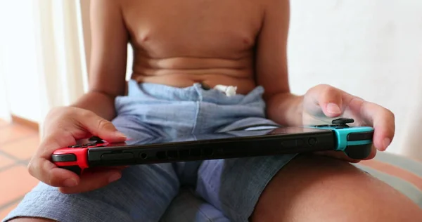 Çocuk Tutucu Oyun Denetleyicisi Çevrimiçi Oynuyor — Stok fotoğraf