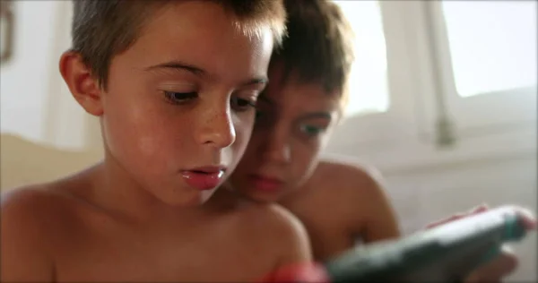 Gyerekek Kütyü Képernyő Előtt Videojátékot Játszanak Testvér Figyeli Testvér Játék — Stock Fotó