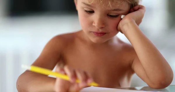 Bambino Disegno Carta Con Penna Colore Giallo — Foto Stock