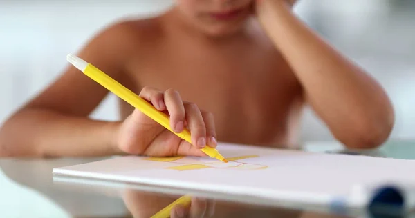Малыш Рисует Бумаге Желтым Цветом Ручки Младенец Рисует Раскрашивает — стоковое фото