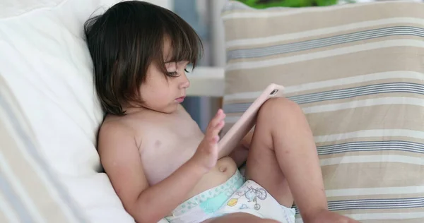 Bebé Niña Sosteniendo Dispositivo Smartphone Viendo Contenido Línea — Foto de Stock