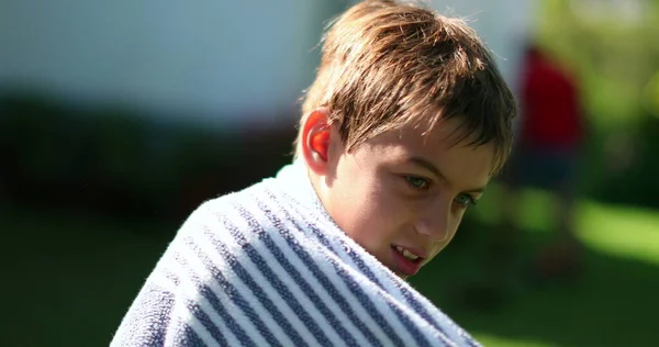 子供のプールタオルを包んだ かわいい男の子乾燥体でタオルでスイミングプールの裏庭 — ストック写真
