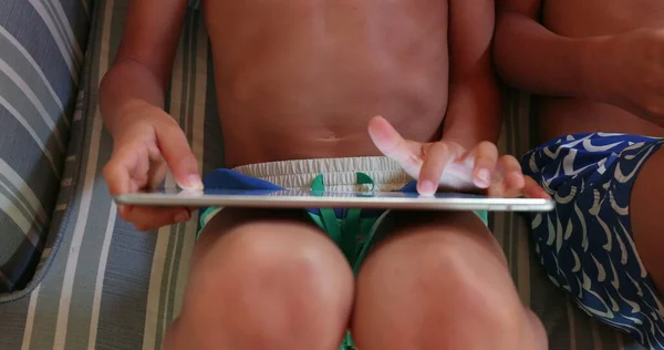 Gyermek Kéz Tartja Tabletta Eszköz Böngészés Közelkép Gyerek Érintőképernyő Ujjal — Stock Fotó