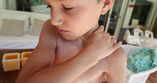 Child Spreading Sunscreen Body Skin — Stock Photo, Image