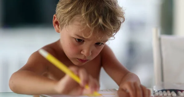 Művész Gyerek Rajzol Papírra Sárga Tollal Koncentrált Gyermek — Stock Fotó