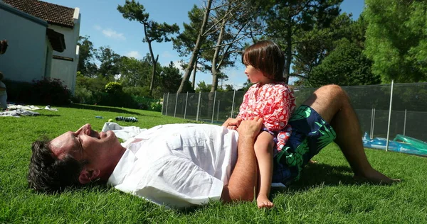 Vater Und Tochter Liegen Zusammen Gras Verbundenheit Zwischen Vater Und — Stockfoto