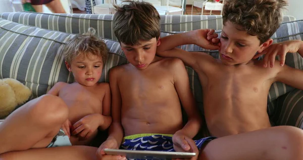 Los Niños Viendo Película Dispositivo Tableta Sofá Casa — Foto de Stock