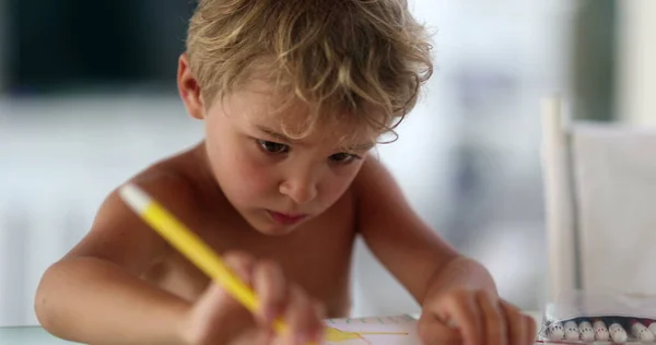 Καλλιτεχνικό Παιδί Σχέδιο Χαρτί Κίτρινο Χρώμα Στυλό Επικεντρωμένο Συμπυκνωμένο Παιδί — Φωτογραφία Αρχείου