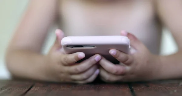 Małe Rączki Trzymające Smartfona Bliska Ręka Niemowlęcia Patrząca Telefon Komórkowy — Zdjęcie stockowe