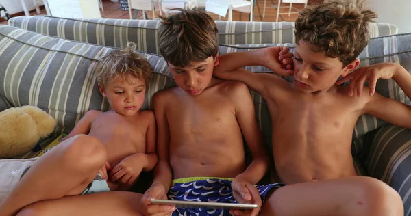 Παιδιά Παρακολουθούν Ταινία Στο Tablet Συσκευή Στο Σπίτι Καναπέ — Φωτογραφία Αρχείου