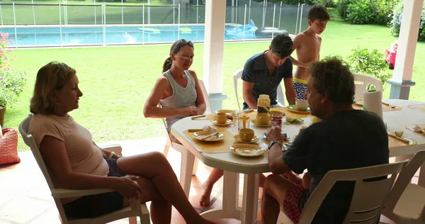 Familia Casual Vida Real Mesa Desayuno Por Mañana Patio Trasero — Foto de Stock