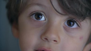 Çocuk makro, kameraya bakarak gözlerini ve yüzünü kapat. Küçük çocuk gözü.