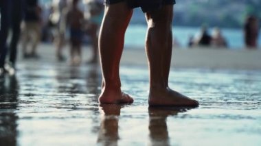 Islak Çocuk ayakları ve bacakları sıcak yaz gününde dışarıda durup tatilin tadını çıkarıyor.