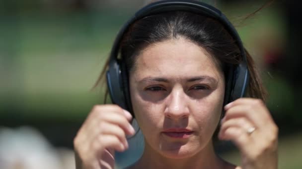 Γυναίκα Απογειώνει Ακουστικά Για Ακούσετε Ηχεία Κάτι Από Την Κάμερα — Αρχείο Βίντεο
