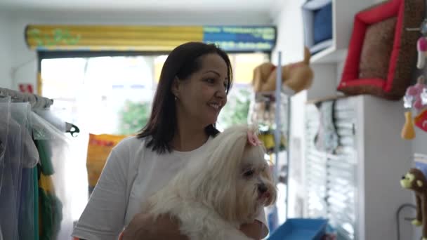 ペットショップショッピング 小犬の女性試験店のアイテム — ストック動画