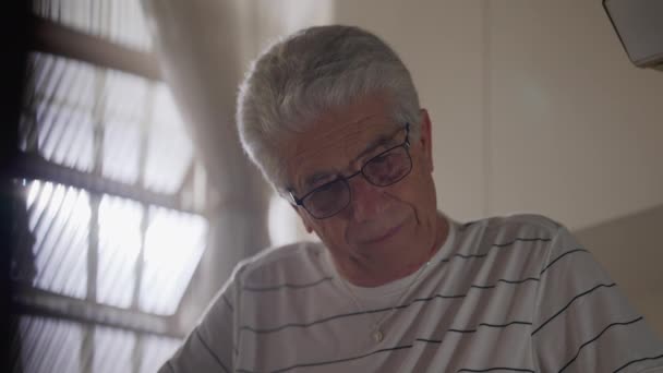 Προνοητικός Ηλικιωμένος Άντρας Βαθιά Ψυχική Σκέψεις Στέκεται Στο Σπίτι Κοιτάζοντας — Αρχείο Βίντεο