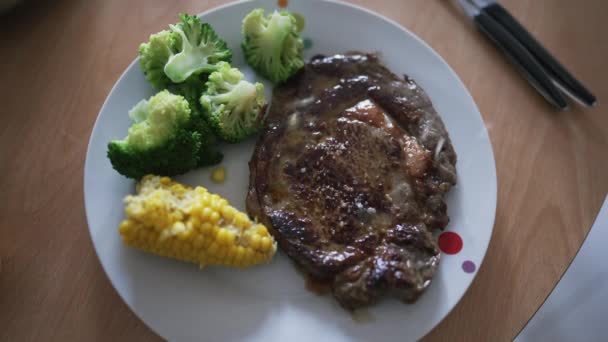 Poner Sal Beef Plato Con Verduras Steak Con Brócoli Maíz — Vídeos de Stock