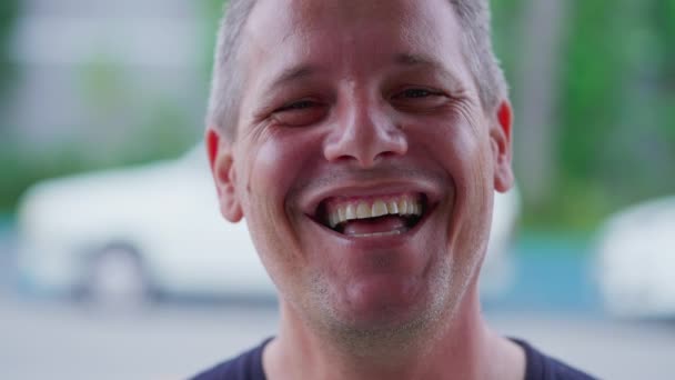 Homem Meia Idade Feliz Sorrindo Rir Câmera Enquanto Estava Rua — Vídeo de Stock