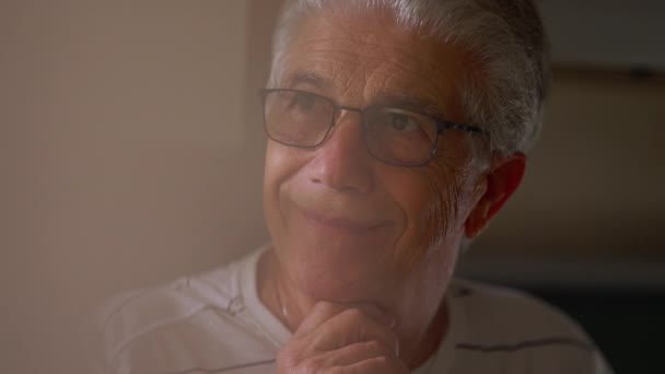 Primo Piano Uomo Anziano Gioioso Con Espressione Matura Che Sorride — Video Stock